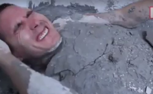 هذا ماذا حدث لـ عامل حاول الاستحمام بالإسمنت