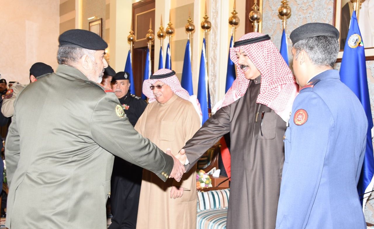 الشيخ محمد الخالد يصافح أحد القيادات ﻿
