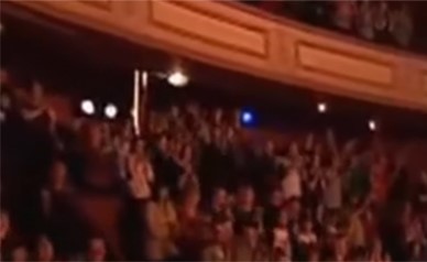 بالفيديو.. بعد أن أوقفه الحكم الأمريكي عن الغناء.. هذا ما فعله الطفل العربي!