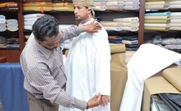 سلطنة عُمان تصدر مواصفات قياسية ملزمة لـ"الدشداشة"