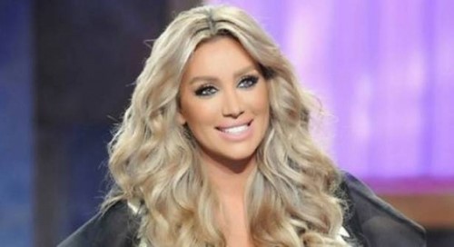 بالصور..خمّنوا من هذه النجمة اللبنانية.. وكيف أصبحت كذلك!