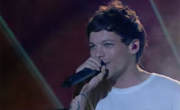 بالفيديو.. شاهدوا مشترك X Factor يغني بعد وفاة والدته مباشرةً