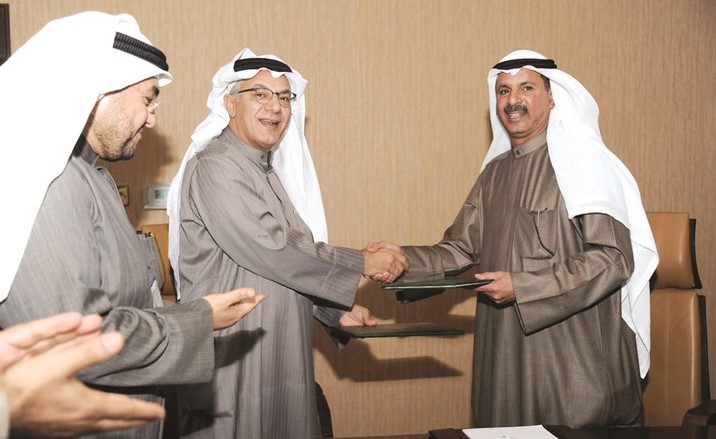 د.أحمد الأثري وم.براك الصبيح يتبادلان مذكرة التفاهم ﻿