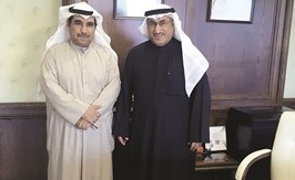 الوزير د.محمد الفارس مع الزميل عبدالعزيز الفضلي ﻿