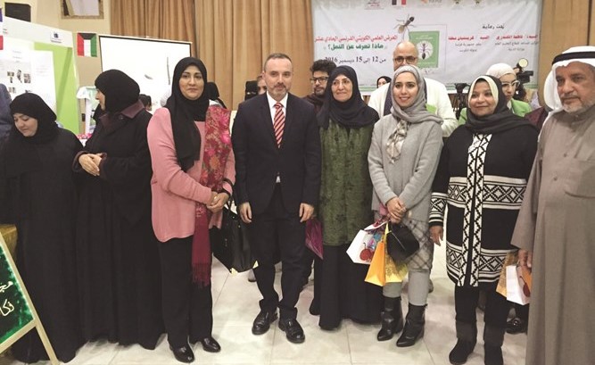 السفير الفرنسي كريستيان نخلة وعدد من المشاركين في المعرض﻿