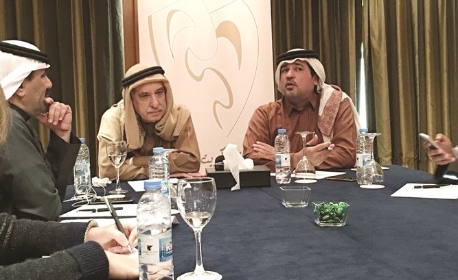 المخرج والكاتب د. حسن الرشيد والمخرج حمد عبدالرضا والزميل مفرح الشمري أثناء المؤتمر الصحافي﻿