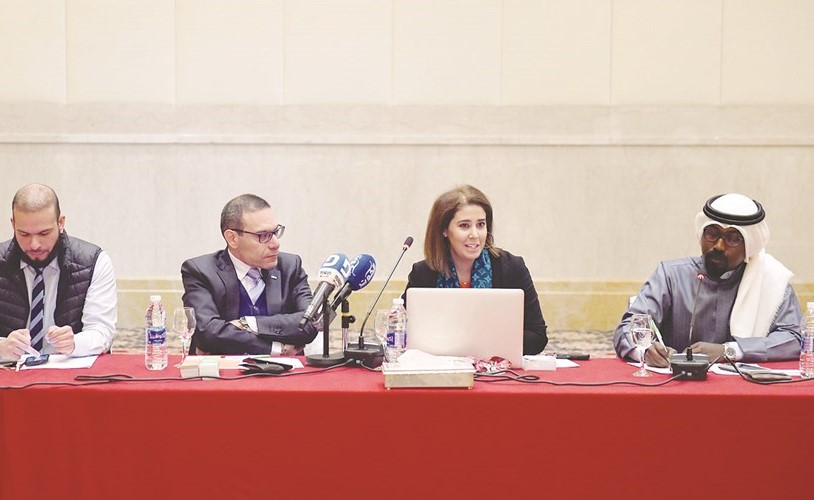 نجلاء العيسى تتوسط المتحدثين في الحلقة النقاشية﻿