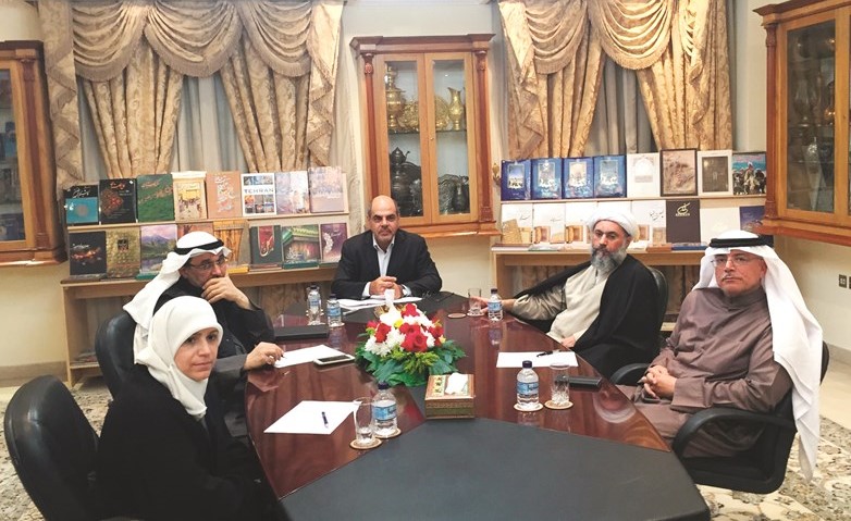 سمير ارشدي مع المشاركين في المائدة المستديرة﻿