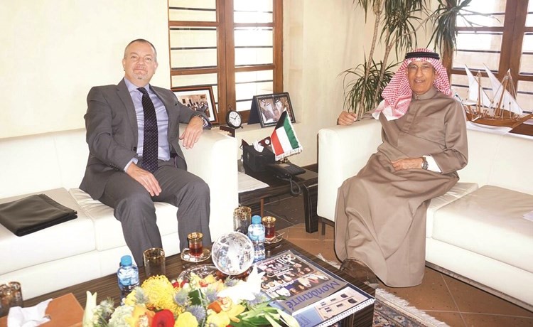  السفير عبدالعزيز الشارخ خلال لقائه مع السفير البريطاني لدى البلاد ماثيو لودج ﻿