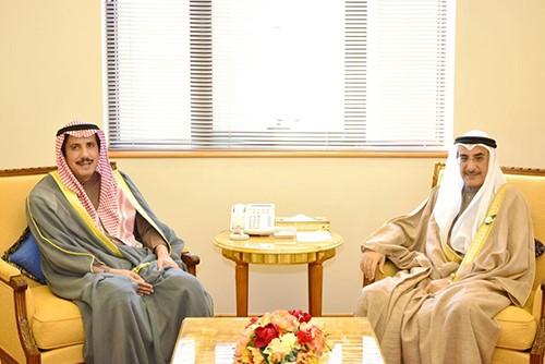  نائب رئيس الوزراء البحريني الشيخ خالد آل خليفه لدى استقباله السفير الشيخ عزام الصباح
