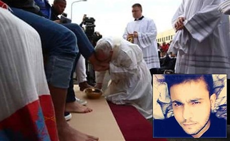 بالصور..هذا هو اللاجئ السوري الذي "قبّل" بابا الفاتيكان قدمه!