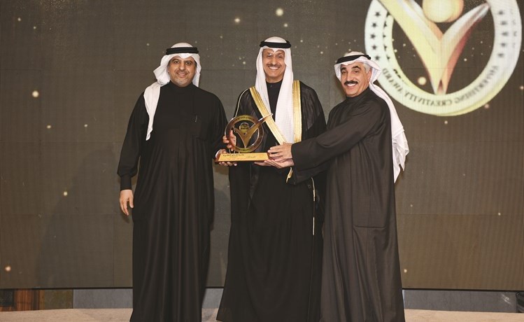 طارق المزرم يتسلم التكريم من يوسف مصطفى وماضي الخميس ﻿