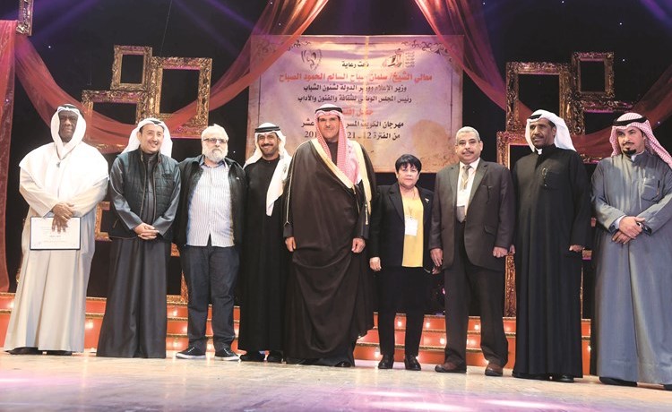 الوزير الحمود ومحمد العسعوسي وصالح الحمر وفالح المطيري مع أعضاء لجنة التحكيم﻿