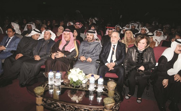 الشيخ سلمان الحمود في مقدمة الحضور في مسرح الدسمة﻿
