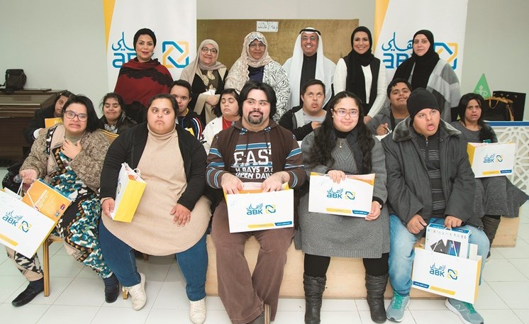 فوزي الثنيان وحصة البالول خلال حفل تخريج طلبة متلازمة الداون ﻿
