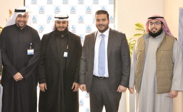  نواف ناجيا يتوسط طلبة أحد المشاريع ﻿