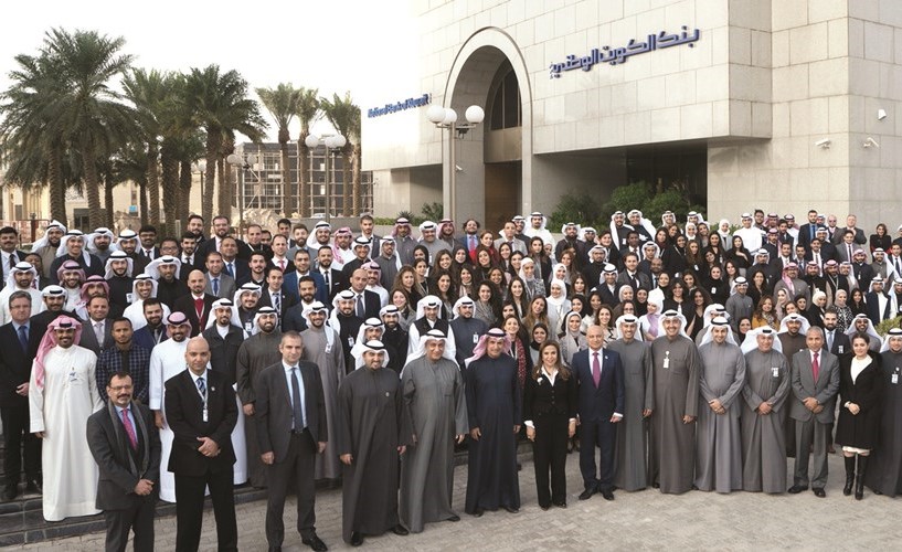  الإدارة التنفيذية في بنك الكويت الوطني مع الموظفين الجدد ﻿