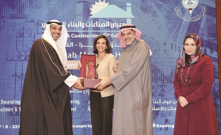 الشيخ محمد العبدالله وعادل الصبيح يكرمان م.غصون الخالد وتبدو في الصورة داليا وفائي﻿