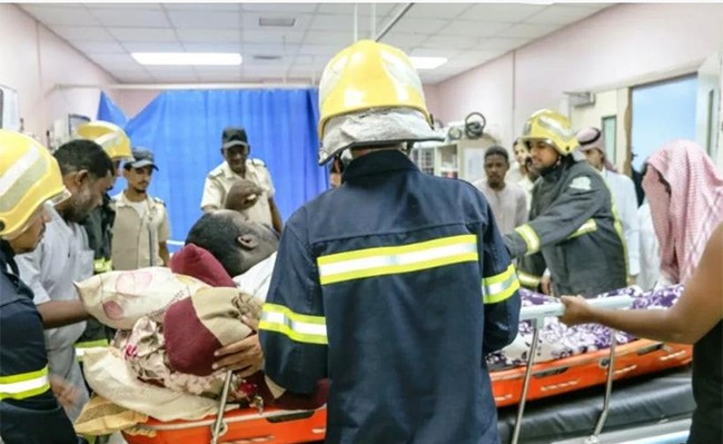 بالصور.. الدفاع المدني السعودي ينقل مصاباً يزن 280 كيلو للمستشفى بعد عجز الإسعاف عن نقله