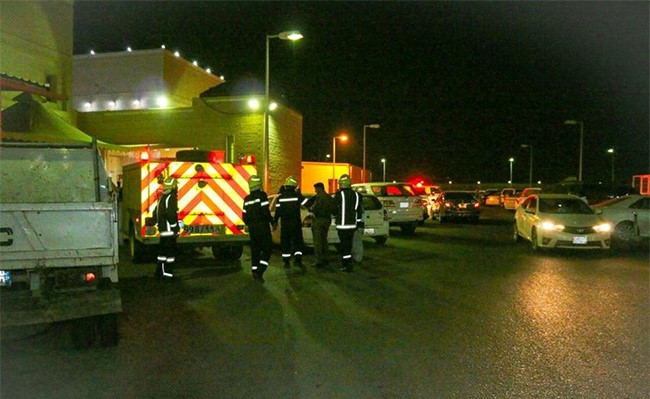 بالصور.. الدفاع المدني السعودي ينقل مصاباً يزن 280 كيلو للمستشفى بعد عجز الإسعاف عن نقله
