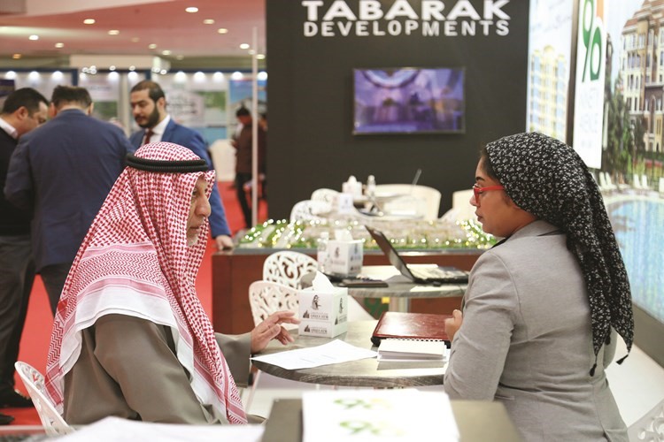 العميل يحصل على شرح مفصل للمشاريع المطروحة بالمعرض﻿