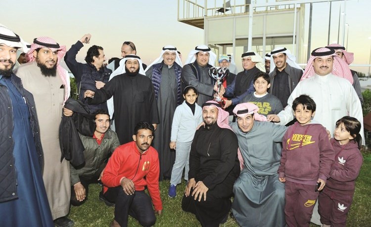 محمد القطامي يسلم الكأس إلى عبدالله السلمان﻿