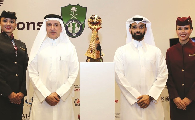 أكبر الباكر وحسن الذوادي الى جانب الكأس ﻿