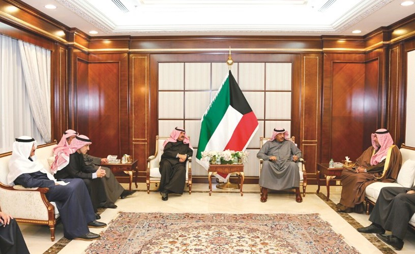 الشيخ صباح الخالد يتلقى التهاني والتبريكات من قياديي وزارة الخارجية بحضور خالد الجارالله﻿