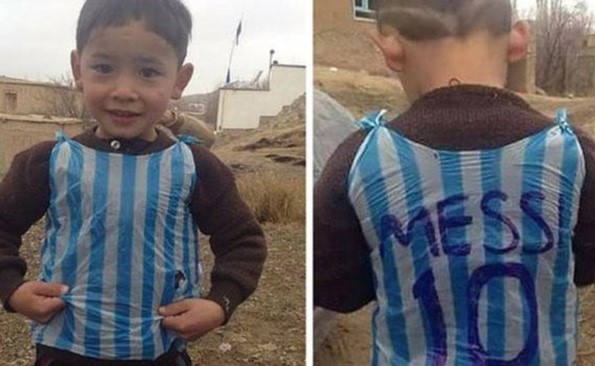 مرتضى بقميص ميسي رقم 10 ولكن من البلاستيك!