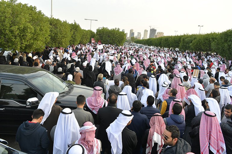 حشود معتصمة أمام منطقة السفارات في الدعية احتجاجا على مجازر حلب  	(قاسم باشا)
