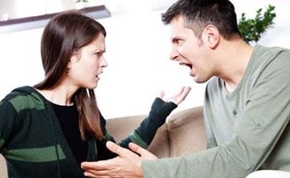زوج مصري يحرر محضرا ضد زوجته لتخديره يوميا حتى لا يدخل على الفيس بوك !