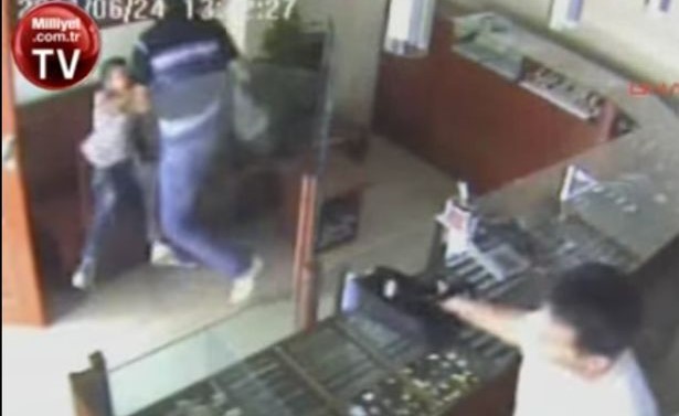 بالفيديو.. بفضل حركات الكاراتيه تمكّن ابن الـ12 سنة من طرد السارق!