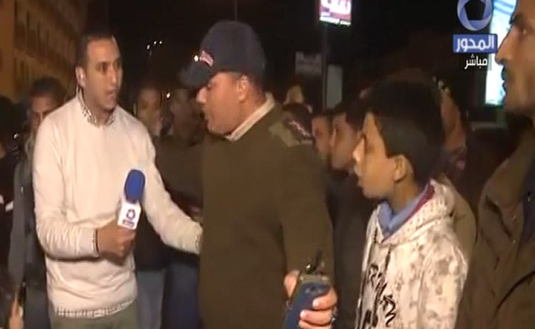 بالفيديو.. الشرطة المصرية تلقي القبض على طاقم عمل قناة "المحور" على الهواء