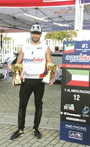 البطل يوسف العبد الرزاق حاملا جوائزه ﻿