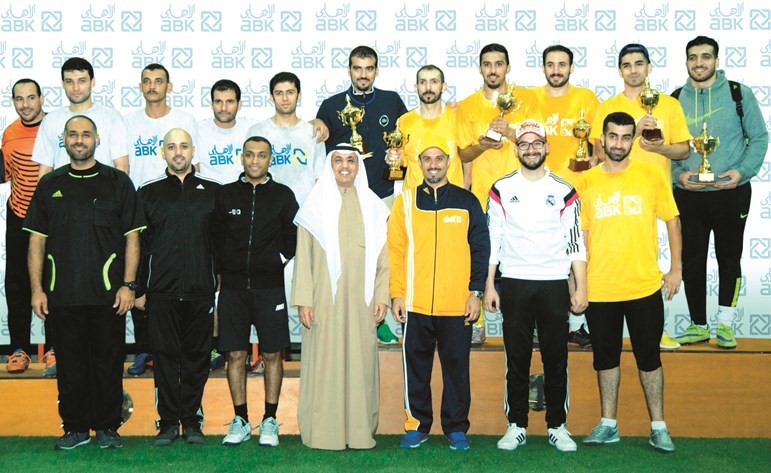  فوزي الثنيان وعلي البغلي أثناء تكريم الفرق الفائزة﻿