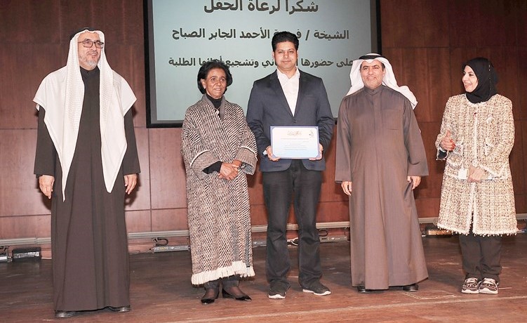 الشيخة فريحة الأحمد تكرم أحد الحفظة(زين علام)﻿
