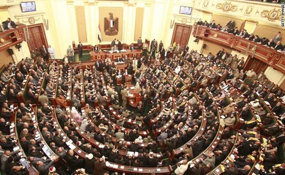 البرلمان يوافق على أول قانون ينظم مؤسسياً الصحافة والإعلام