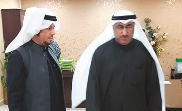 الوزير الفارس مع مدير مكتبه أنور العوضي أثناء الجولة ﻿