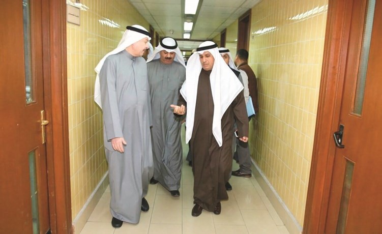 د. فالح العزب وعبدالله السريع خلال الجولة في قصر العدل﻿