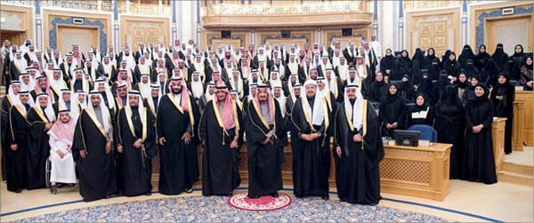 خادم الحرمين الشريفين الملك سلمان بن عبدالعزيز وصاحب السمو الملكي الأمير محمد بن نايف ولي العهد النائب الأول لرئيس مجلس الوزراء وزير الداخلية وصاحب السمو الملكي الأمير محمد بن سلمان ولي ولي العهد النائب الثاني لرئيس مجلس الوزراء وزير الدفاع وأعضاء مجلس الشورى في صورة جماعية خلال افتتاح أعمال السنة الأولى من الدورة السابعة للمجلس أمس                            (واس) 