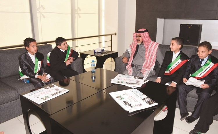 الزميل يوسف عبدالرحمن مع عدد من الطلبة﻿