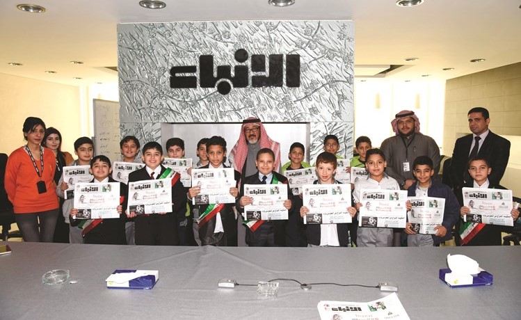 مستشار الإدارة العامة الزميل يوسف عبدالرحمن متوسطا طلاب مدرسة النجاة الابتدائية لدى زيارتهم الى جريدة الأنباء (احمد علي) ﻿