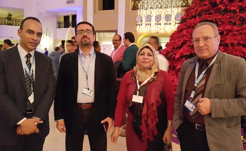 الزميلة ناهد إمام مع مجموعة من العلماء المشاركين في المؤتمر﻿