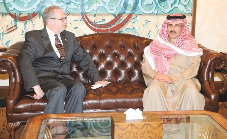 الشيخ مبارك الدعيج مستقبلا السفير الأميركي لورانس سيلفرمان ﻿