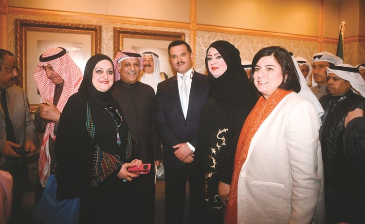 د.هند الشومر ود.ريم الرضوان تقدمان التهنئة إلى د. جمال الحربي﻿