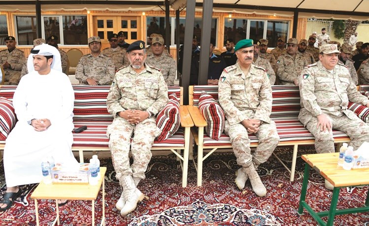  الفريق الركن محمد الخضر لدى زيارة زيارة لقاعدة محمد الأحمد البحرية