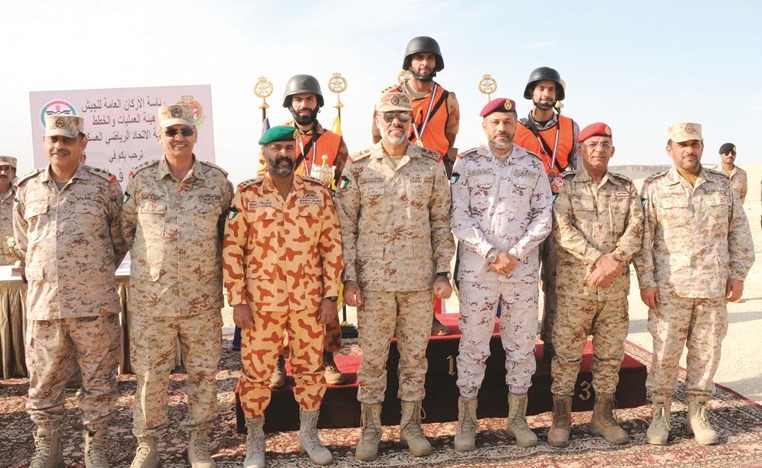  الفريق الركن عبدالله نواف الصباح مع عدد من الحضور والفائزين بالسباق