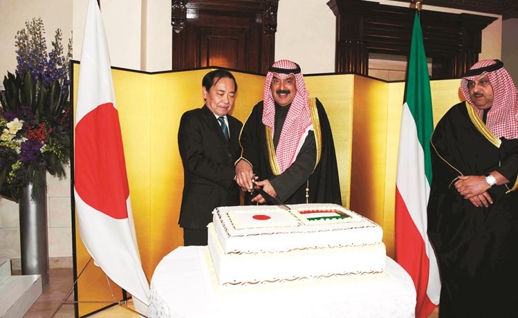 نائب وزير الخارجية خالد الجارالله مشاركا السفير الياباني تاكاشي أشيكي قطع كعكة الاحتفال