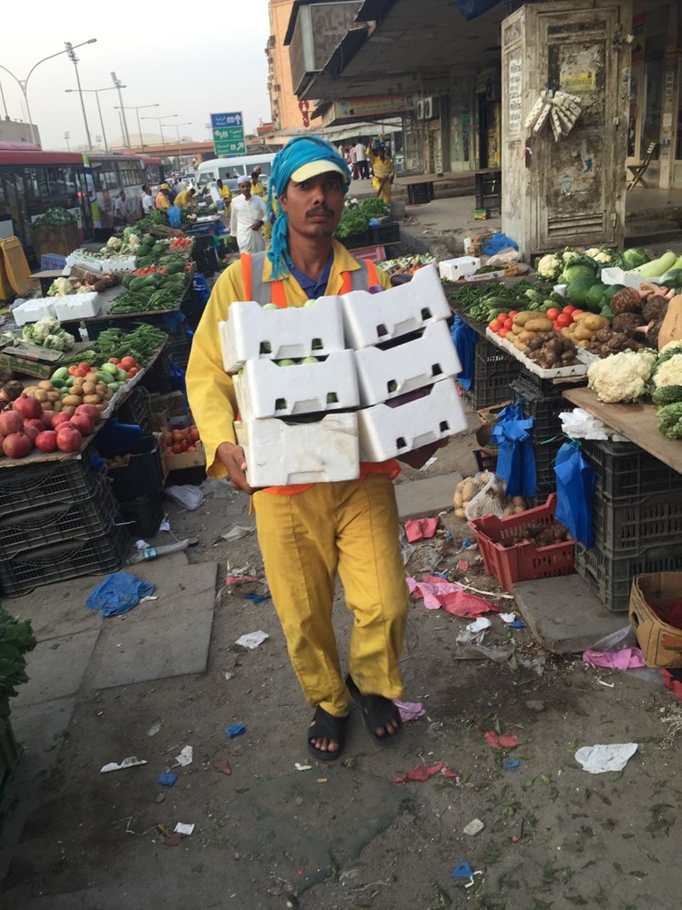 مصادرة حمولة 6 لوريات من المواد الغذائية والملابس المستعملة في الجليب