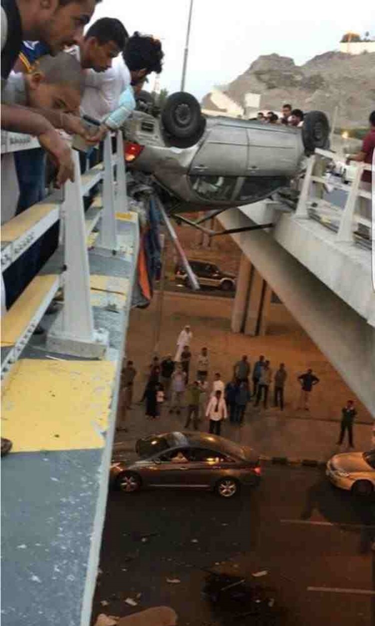 شاهد: اغرب حادث مروري في مكة المكرمة.. واين "علقت" السيارة؟!